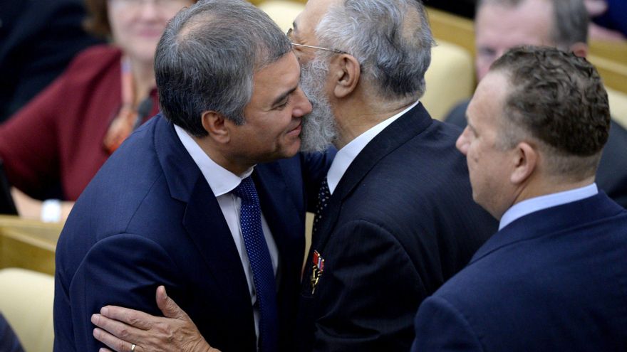 Fotografía de archivo en la que se registró a Viacheslav Volodin (i), conocido como el ideólogo del Kremlin y presidente de la Duma (cámara baja de la Asamblea Federal de Rusia), en Moscú (Rusia). EFE/Natalia Kolesnikova/Pool