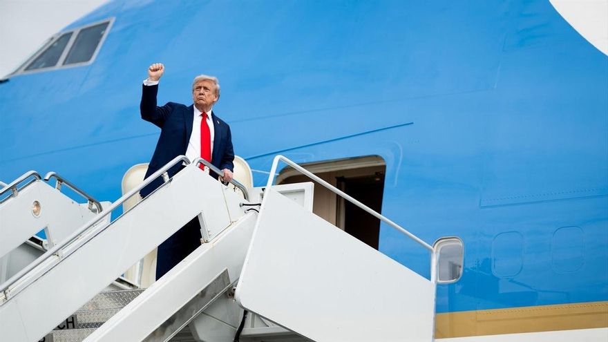 El presidente estadounidense, Donald Trump, frente al Air Force One.