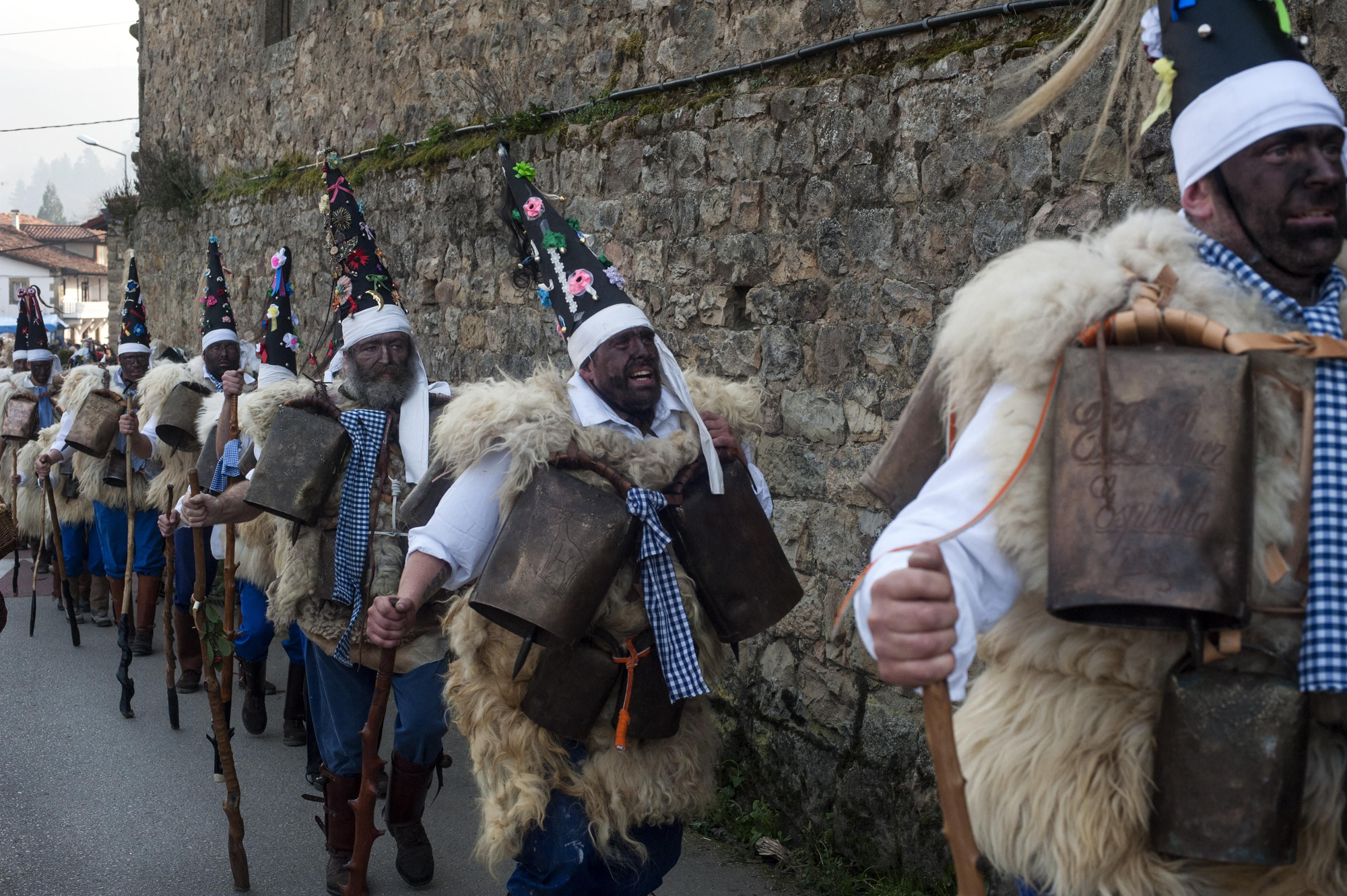 La Vijanera celebra en Silió el primer carnaval de Europa. | JOAQUÍN GÓMEZ SASTRE