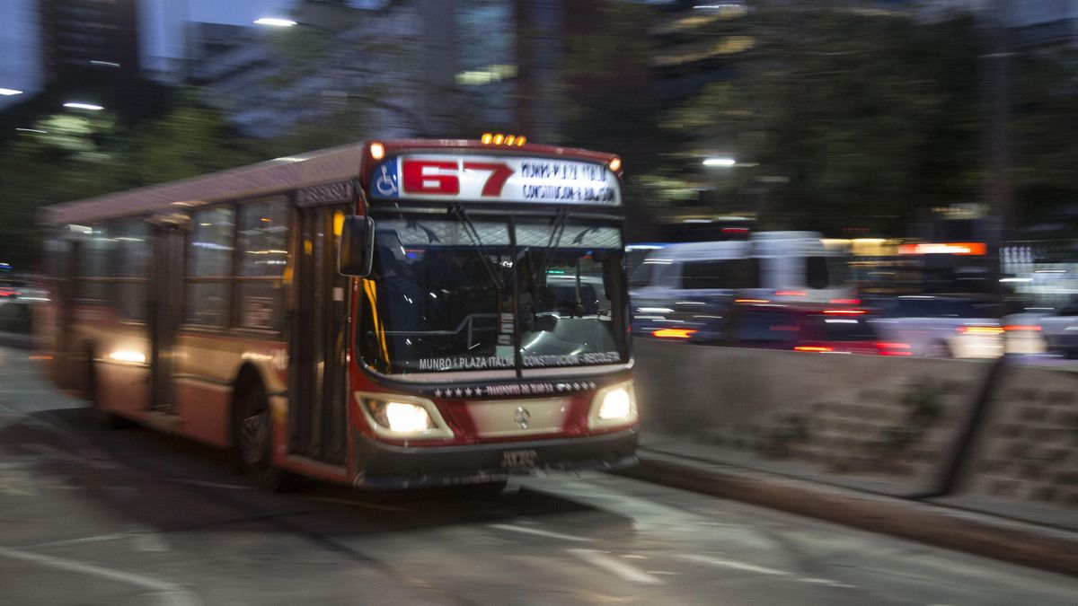 La merma del servicio de colectivo es mayor que la de los trenes.