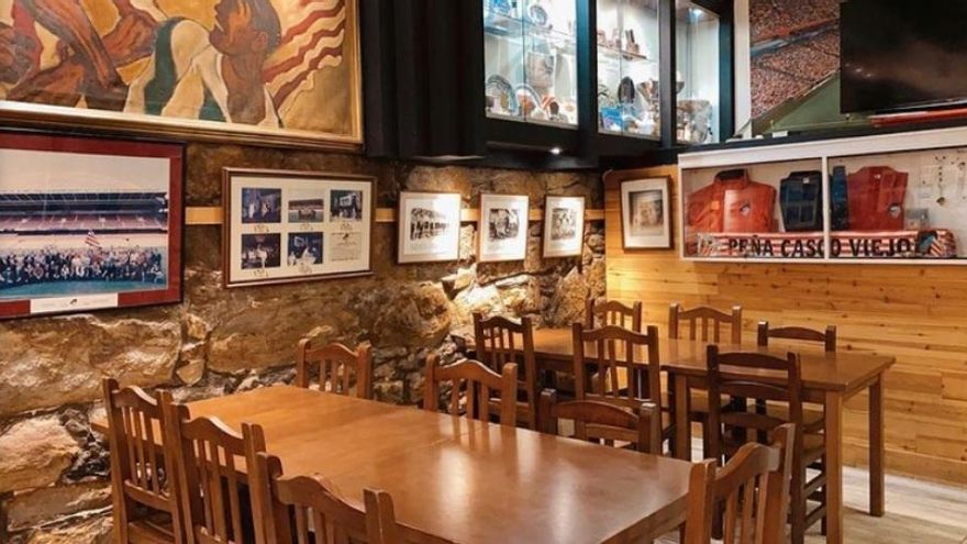 Interior del restaurante Peña Athletic, decorado con camisetas y fotografías del club