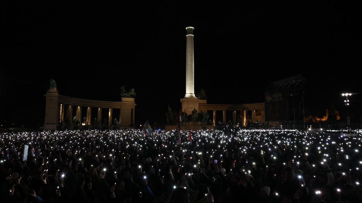 Los asistentes se reúnen en la plaza por la noche