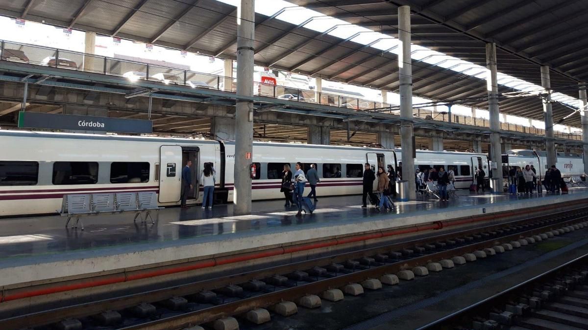 Viajeros en la estación de trenes de Córdoba.
