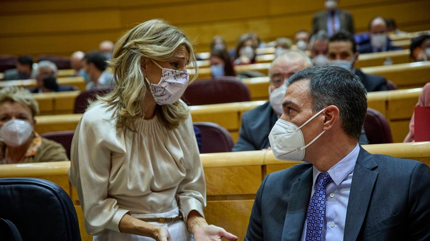 La vicepresidenta segunda y ministra de Trabajo y Economía Social, Yolanda Díaz y el presidente del Gobierno, Pedro Sánchez, durante un sesión de control al Gobierno en el Senado, a 16 de noviembre de 2021, en Madrid (España). Los grupos parlamentarios cuestionan al Gobierno en este pleno sus planteamientos para la renovación de los órganos constitucionales, la generación de puestos de trabajo y paliar leer más los daños ocasionados por el volcán de Cumbre Vieja, en la isla de La Palma (Santa Cruz de Tenerife), entre otros asuntos.