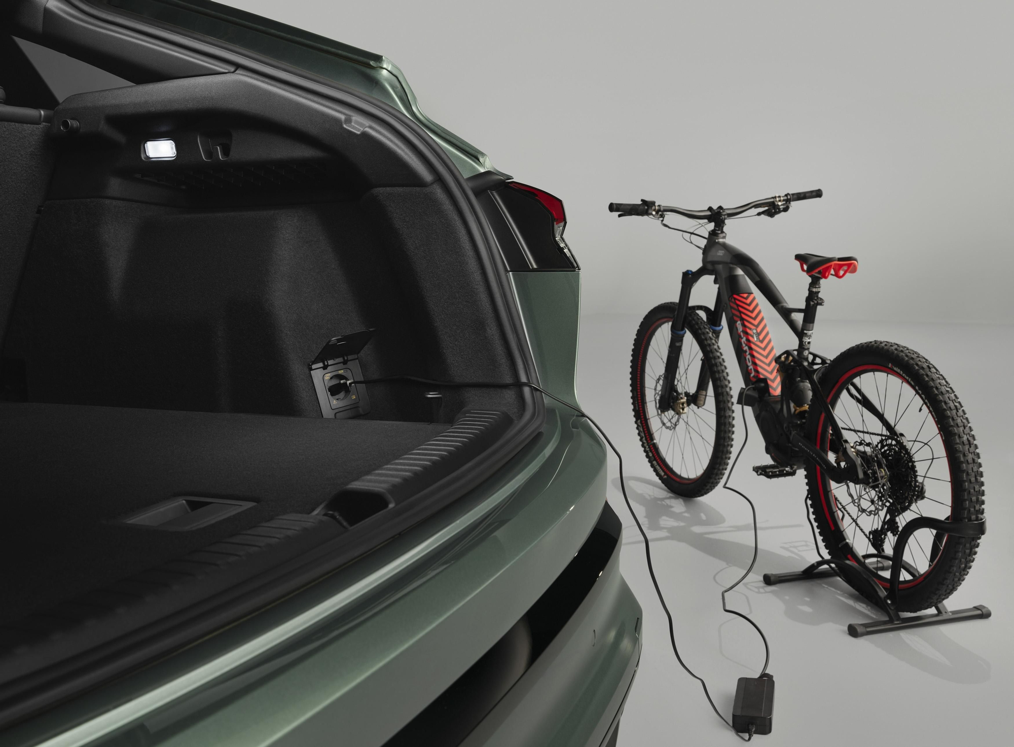 El Q4 e-tron es el primer Audi equipado con carga bidireccional V2L.