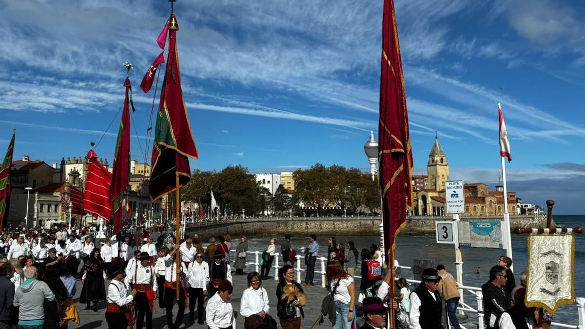 Los pendones leoneses toman la playa de San Lorenzo para cerrar la Feria de Productos de León en Gijón