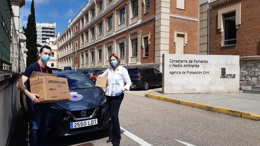 La directora de la Agencia de Protección Civil entrega material.