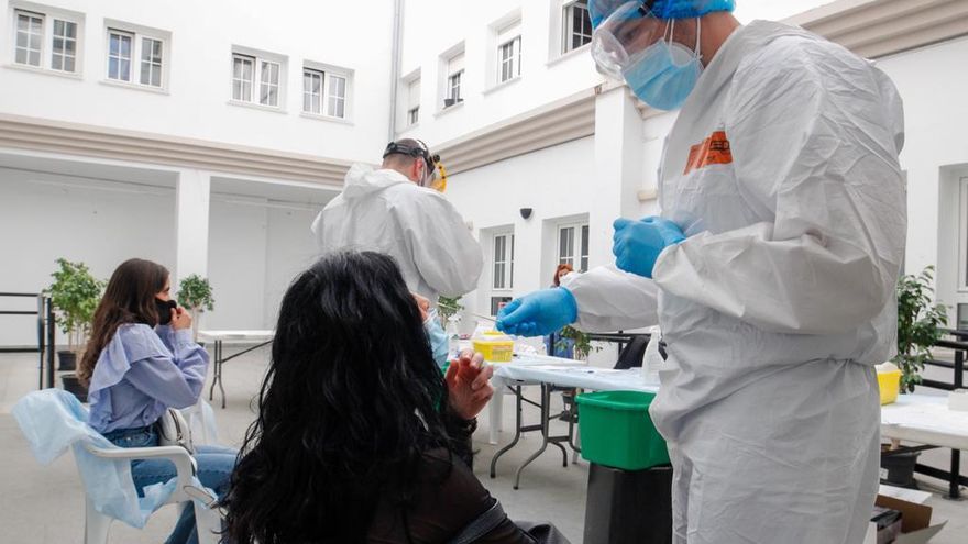 Dos mujeres se realizan pruebas PCR el pasado sábado en el Ayuntamiento de Mérida
