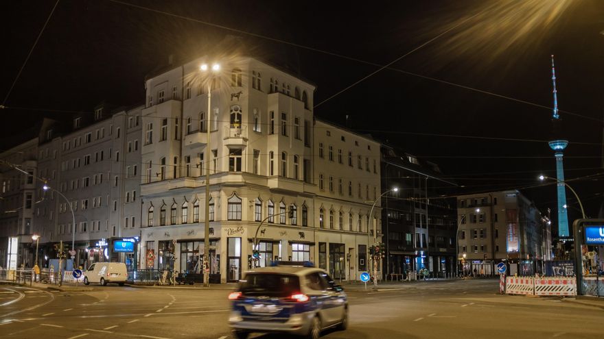 Un coche de policía circula por una Rosenthaler Platz desierta en Berlín. EFE/EPA/CLEMENS BILAN/Archivo