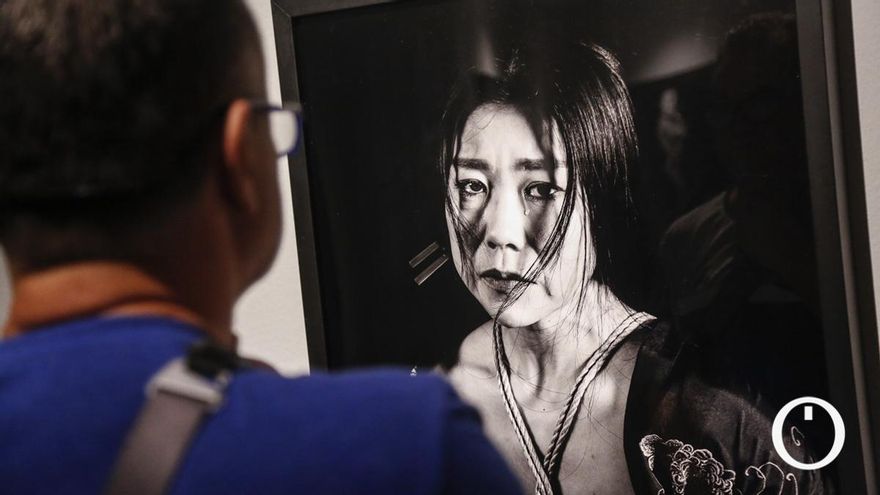 Inauguración de la 18ª Bienal de Fotografía en la exposición 1001 de Isabel Muñoz