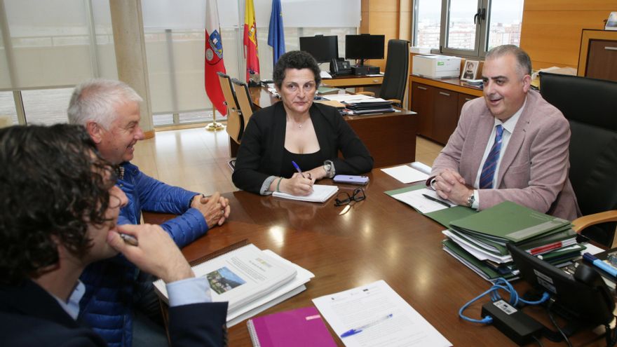 El consejero de Fomento, Vivienda, Ordenación del Territorio y Medio Ambiente, Roberto Media, se reúne con los alcaldes de El Astillero y Villaescusa