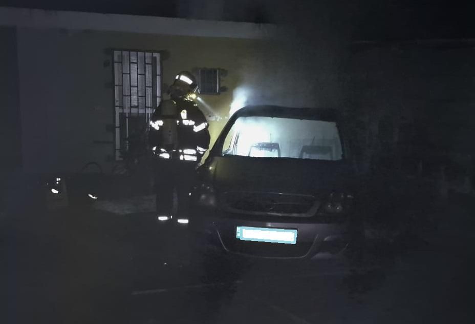 Un bombero sofocando el fuego. BOMBEROS LA PALMA
