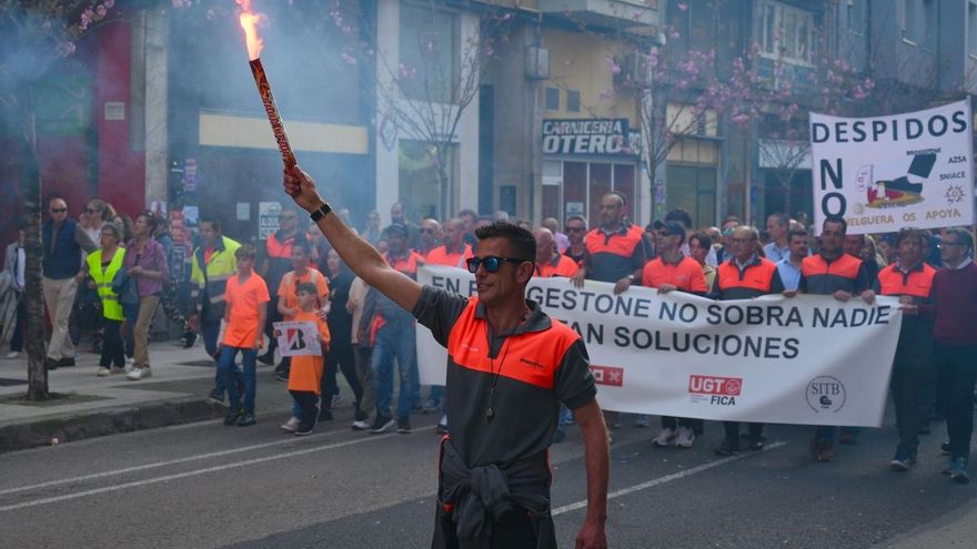 Miles de personas dicen 'no' a los despidos de Bridgestone y a su "avaricia": "Estamos hablando de vidas"