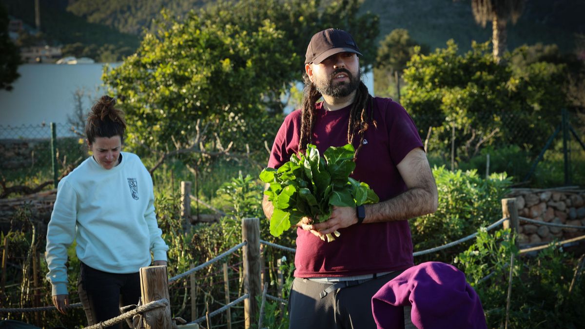 Jaime, con un manojo de espinacas.