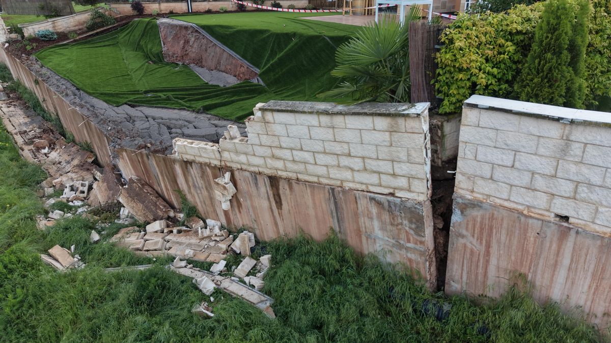 Grietas en los muros de la urbanización Torresolano en Nalda