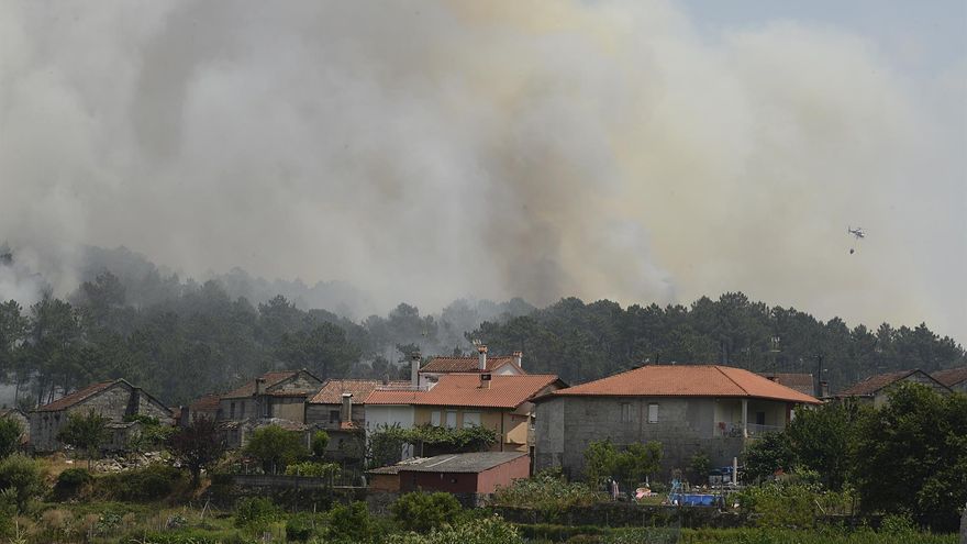 El fuego sobre Ourense: un incendio en O Ribeiro afecta ya a 65 hectáreas y dos en Melón arrasan otras 85