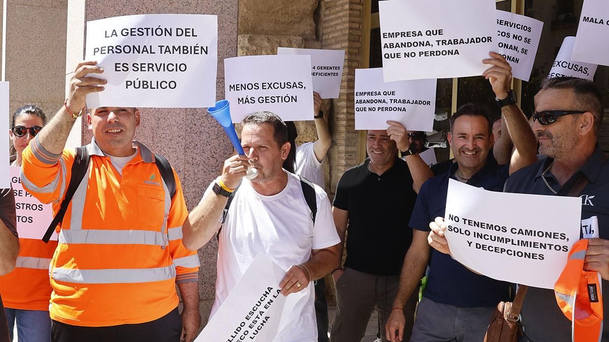 Protesta de trabajadores de Sadeco en la puerta del Ayuntamiento