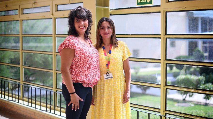 Bea y Ana, las trabajadoras sociales que han impulsado el proyecto 'Rejas rosas'