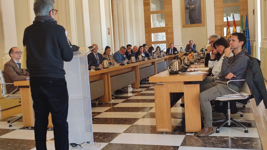 CáceresVerde denuncia en el Pleno la reforma del bulevar Virgen de la Montaña y entrega 1.700 firmas contra el proyecto