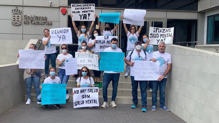 Protesta ante la sede de la Consejería de Sanidad.