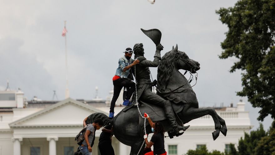 Unos manifestantes atan una cadena a la estatua del presidente estadounidense Andrew Jackson en medio del parque Lafayette, frente a la Casa Blanca, en un intento de derribarla mientras alguien lanza un rollo de papel higiénico a la estatua durante las protestas por la desigualdad racial en Washington, D.C.