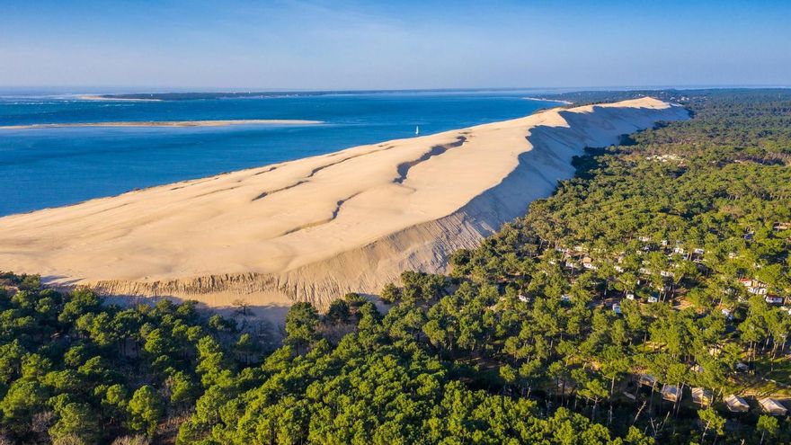 De cuatro mil años de antigüedad y 60 millones de metros cúbicos de arena, es considerada la duna más alta de Europa