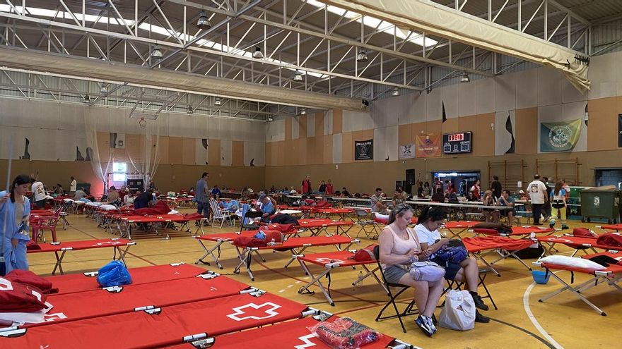 Vecinos desalojados de localidades próximas en el polideportivo de Villa del Prado (Madrid), este martes. EFE/Sol Carreras