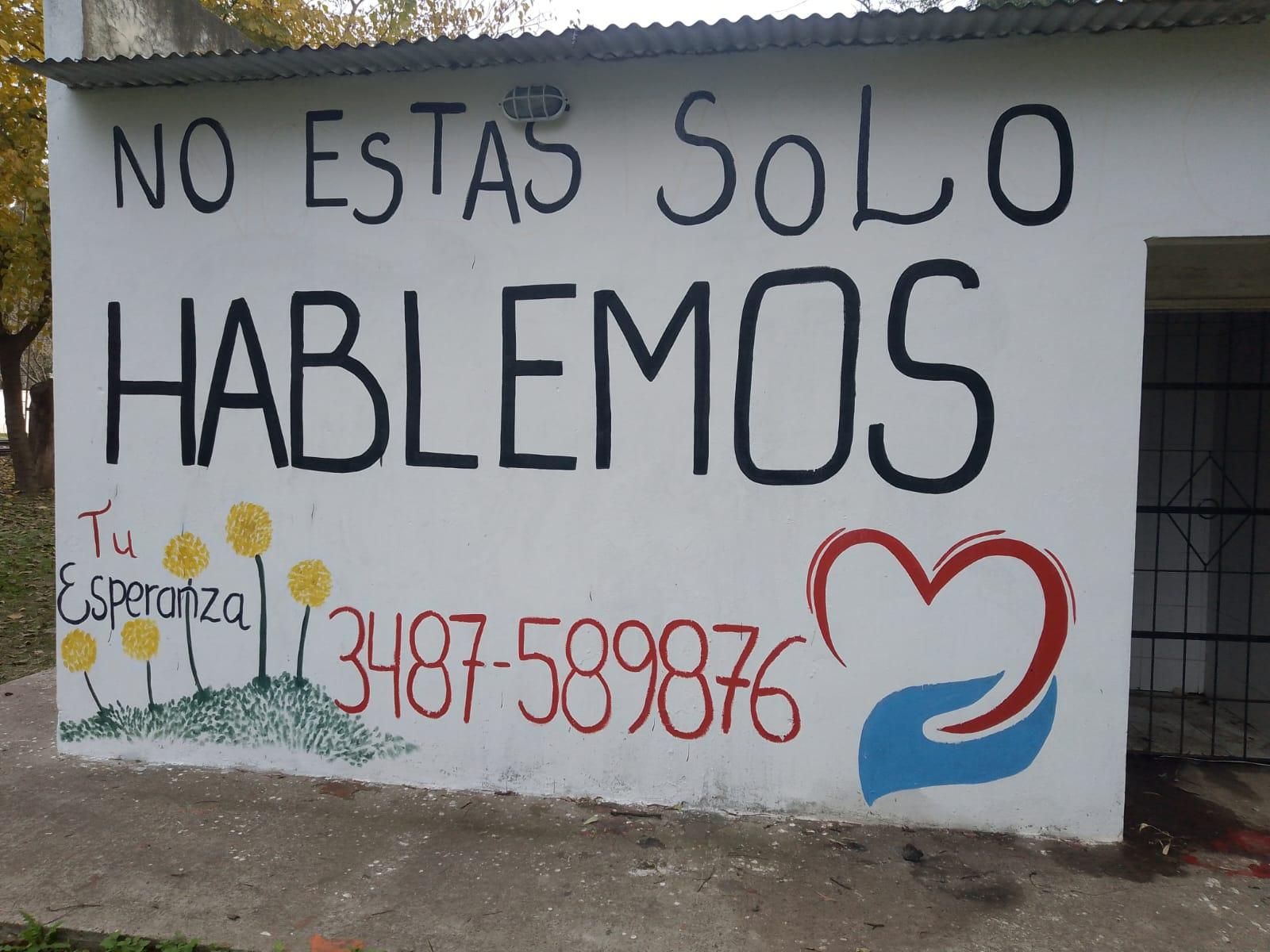 La ONG coloca en distintos puntos de la ciudad mensajes de alientos con el número de la línea abierta las 24 horas.