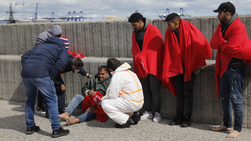 Rescatados diez inmigrantes en dos embarcaciones de juguete en el Estrecho