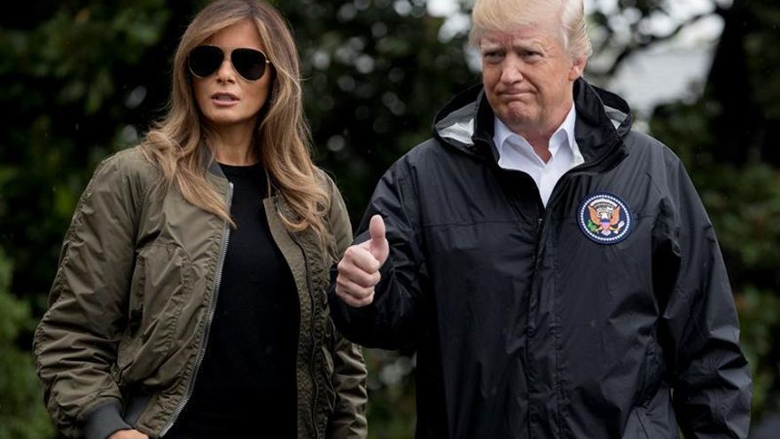 Melania quiso enviar un mensaje a la prensa con la chaqueta que llevó en Texas