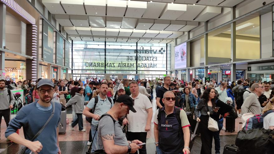 160 camas y kits “reparadores” en la estación de trenes de Málaga: “Buscamos hoteles, pero estaban por las nubes”