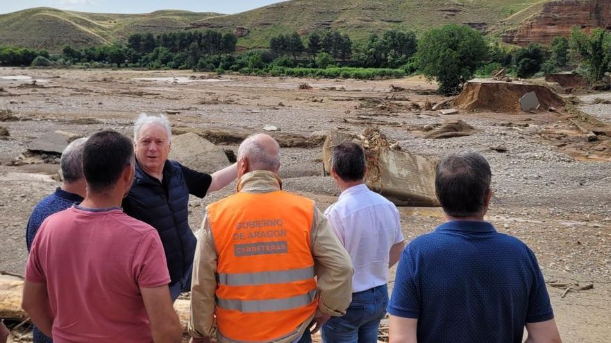 El consejero Octavio López en Azuara (Zaragoza),  donde la crecida del río Cámaras se ha llevado por delante un puente de 120 metros de largo.