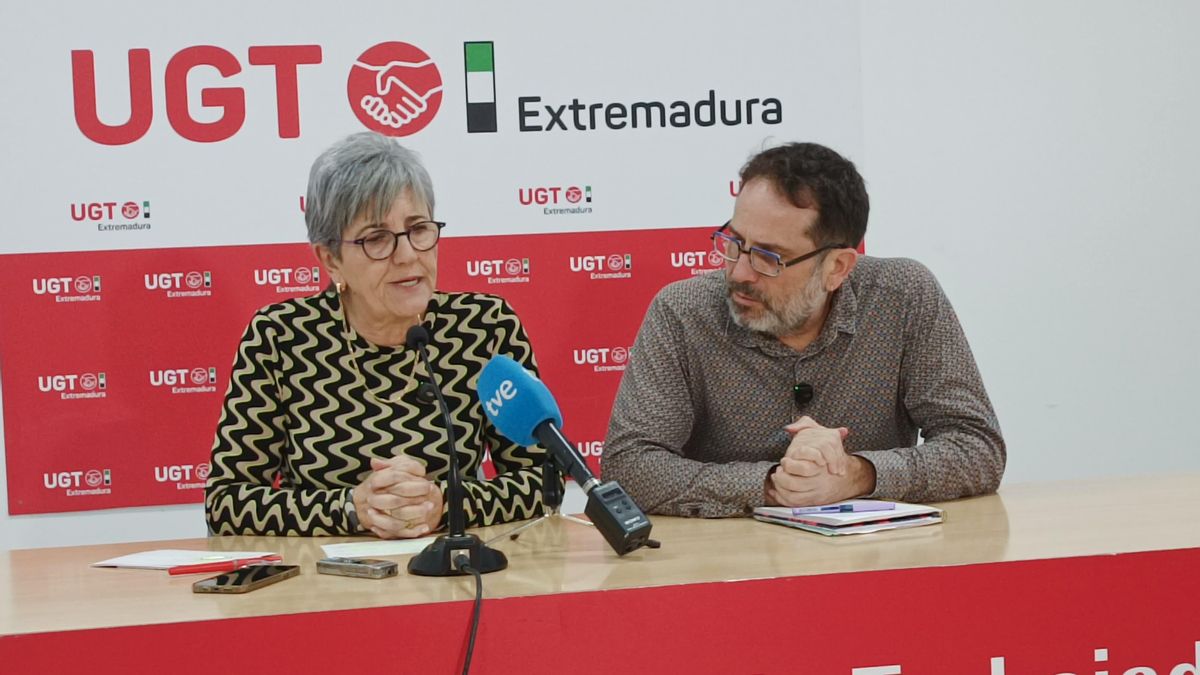 La secretaria general de UGT Extremadura, Patro Sánchez, y el responsable confederal de Migraciones de UGT, Cesc Poch