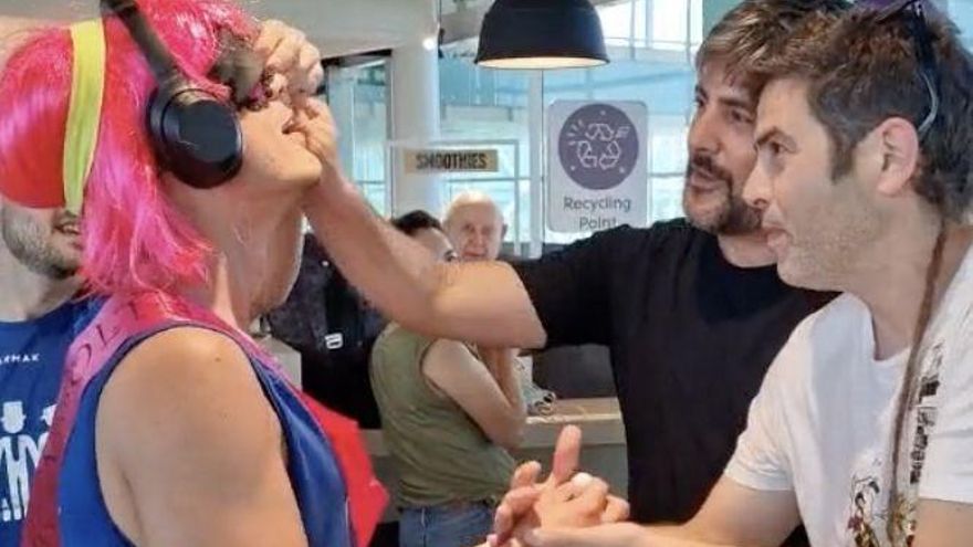El divertido momento en el que Estopa se cuela en la broma de una despedida de soltero de camino a Tenerife