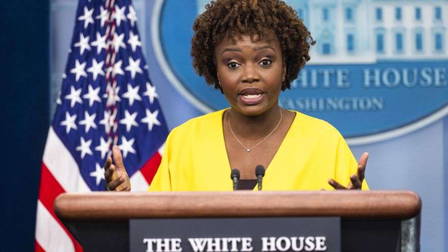 La Casa Blanca critica pero acata el fallo que mantiene la política de deportaciones