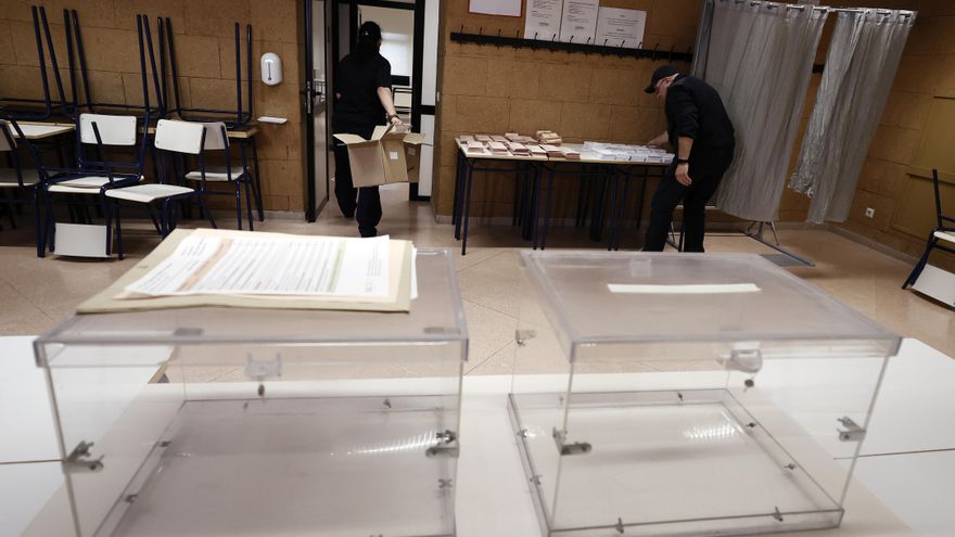 Preparativos para las elecciones al Gobierno de Navarra y al Ayuntamiento de Pamplona que se celebrarán este próximo domingo.  EFE/ Jesús Diges