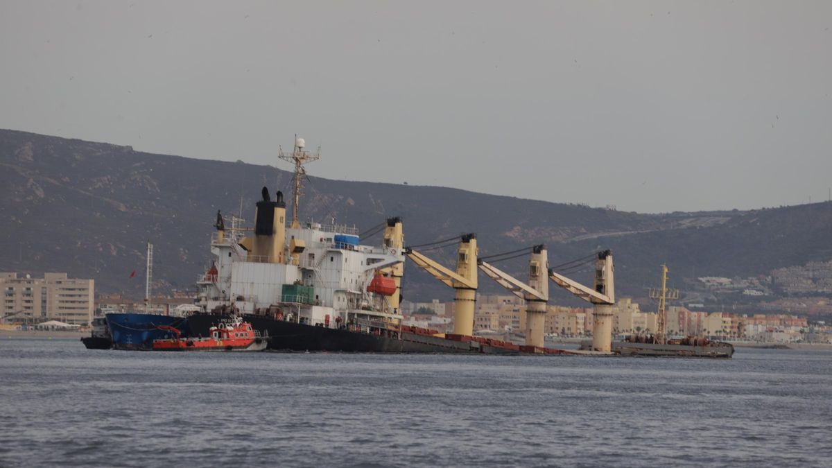 El buque OS35 semihundido en el mar.