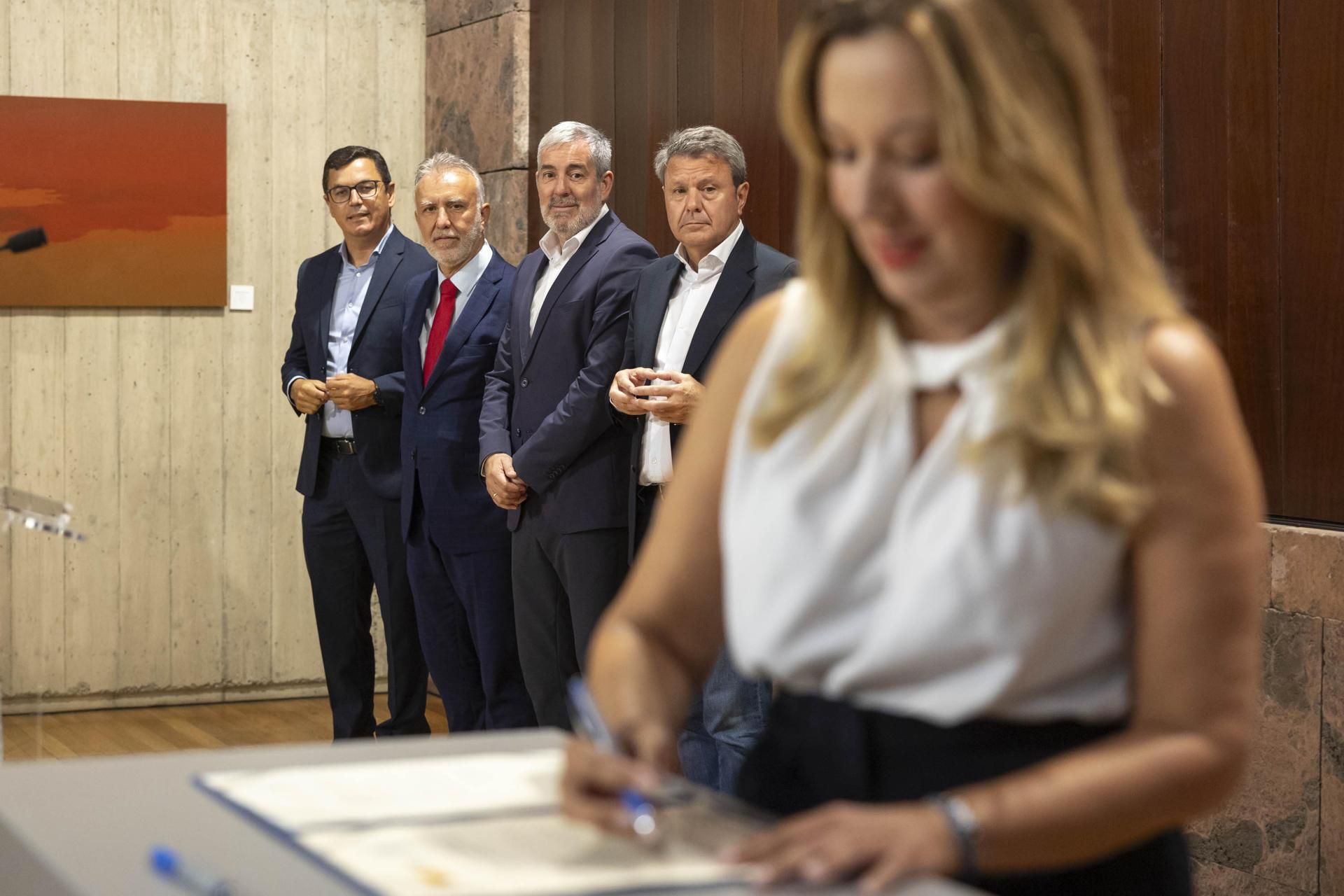 El presidente de Canarias, Fernando Clavijo; el ministro de Política Territorial, Ángel Víctor Torres; el secretario de Estado de Transportes y Movilidad Sostenible, José Antonio Santano; la presidenta del Cabildo de Tenerife, Rosa Dávila; y el consejero de Transportes, Pablo Rodríguez, en la firma de un acuerdo para la construcción de una línea ferroviaria en la isla, entre el Estado, el Ejecutivo canario y el cabildo insular.
