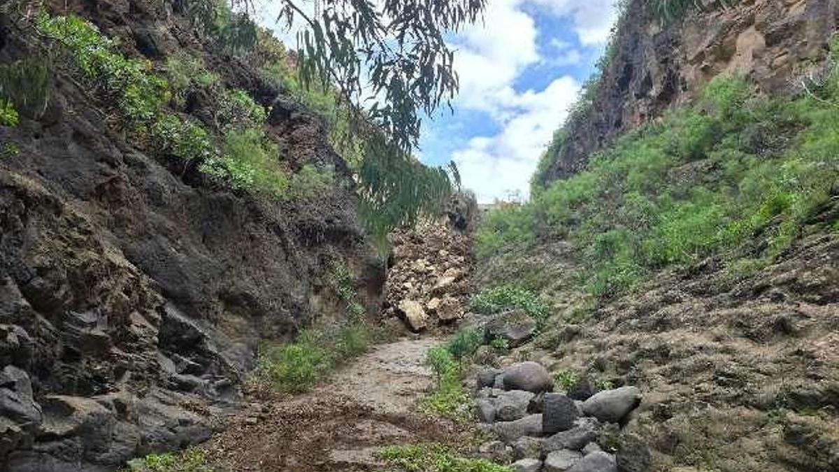 Las obras de construcción de una planta fotovoltaica sepultan una zona del Barranco Real de Telde