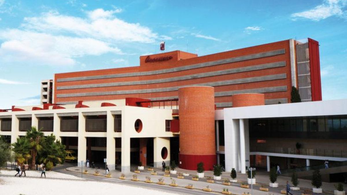 La cúpula del Hospital Virgen de la Arrixaca defiende su "trayectoria ejemplar" tras el escándalo de las prótesis
