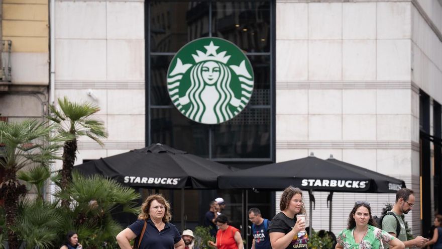 Archivo - Una cafetería de la franquicia Starbucks en Barcelona,