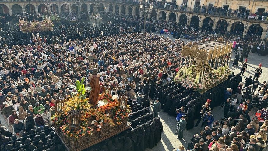 El Encuentro de León recupera la tradición ante los pasos en la Plaza Mayor, en imágenes