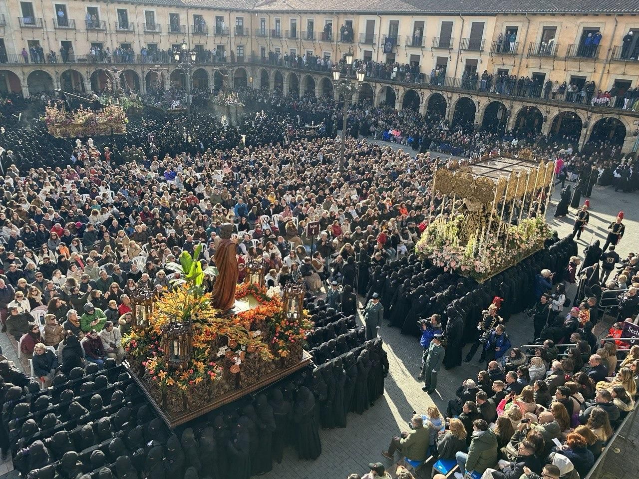El Encuentro de León recupera la tradición ante los pasos en la Plaza Mayor, en imágenes