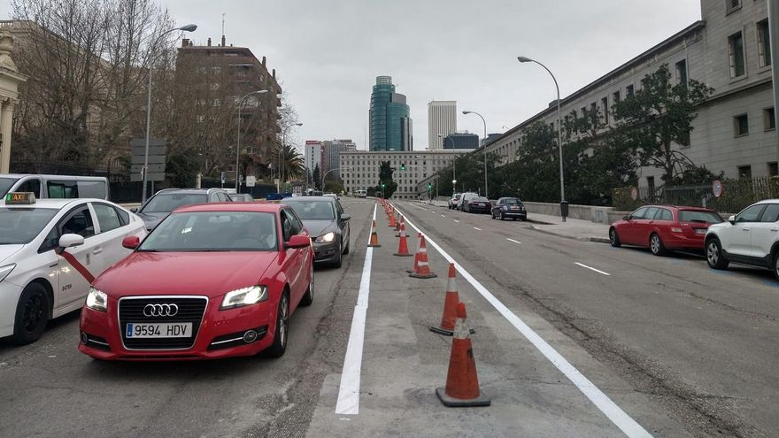 Espacio perdido en el centro de la calzada de Agustín de Betancourt al no construirse el carril bici