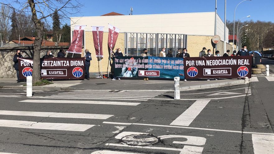 Concentración del sindicato Euspel delante de Lehendakaritza este martes.