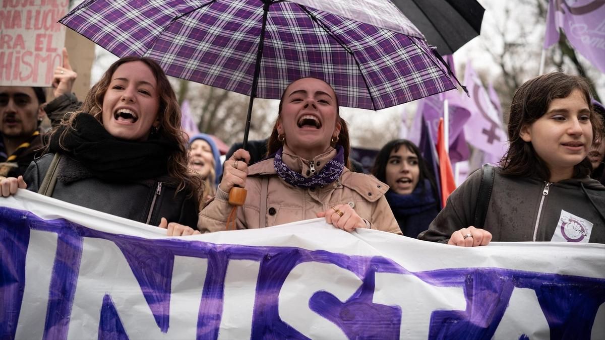 Varias personas durante la manifestación convocada por la Comisión 8M