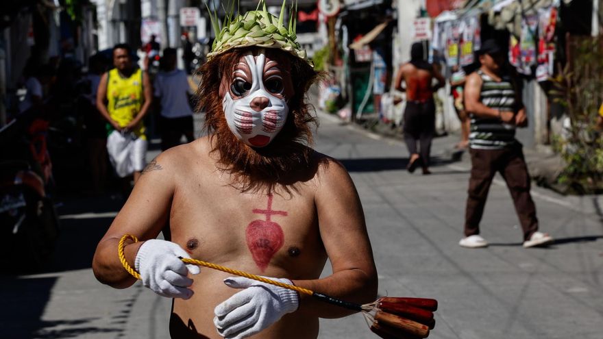 Filipinas conmemora con crucifixiones, flagelaciones y largas procesiones el Viernes Santo