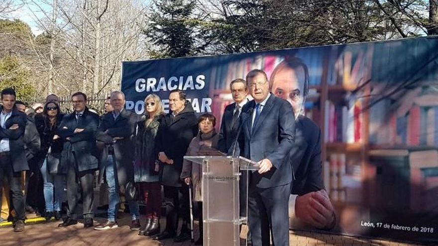 El alcalde de León, Antonio Silván, interviene en el homenaje a José Antonio Alonso en León.