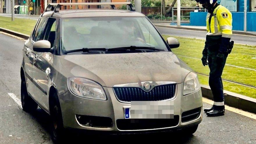 Un policía local de La Laguna supervisa el cumplimiento de las medidas acordadas por el estado de alarma