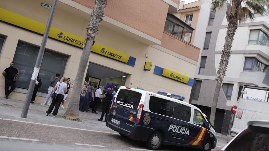 Un furgón policial frente a una oficina de Correos en Melilla